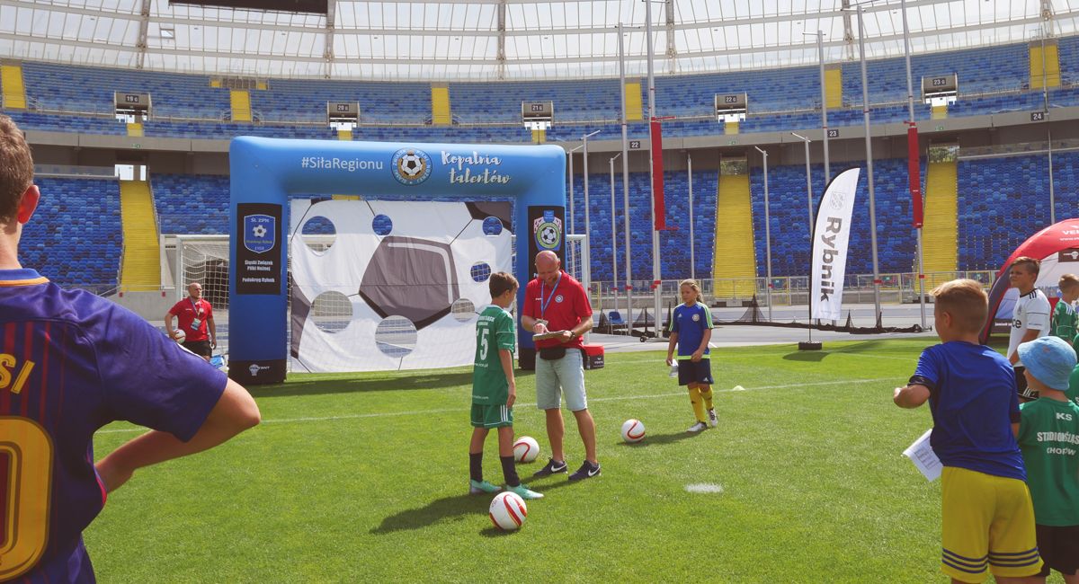 Dmuchana bramka celnościowa podczas pikniku na Chorzowskim Stadionie