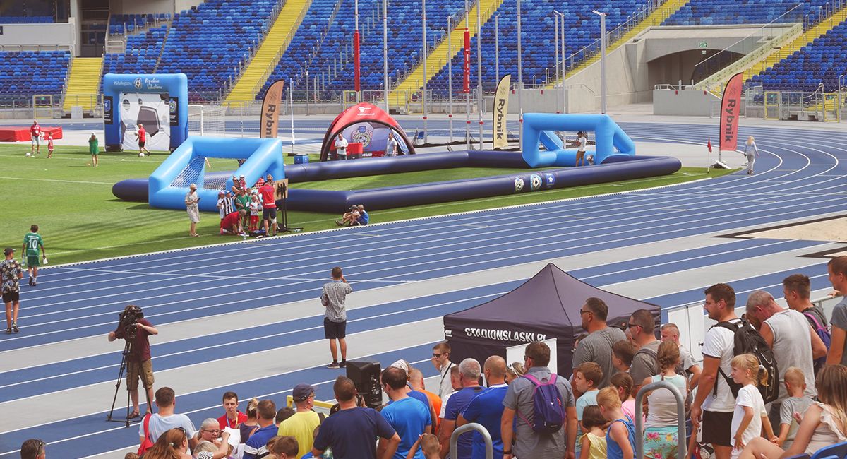 Dmuchane boisko i bramki na Stadionie Śląskim w Chorzowie