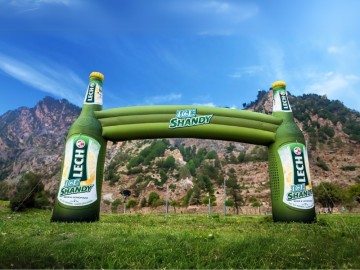 Brama reklamowa z butelkami Lech Ice Shandy - nietypowa