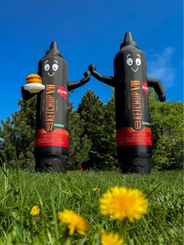 Hello Man - 3m machające ketchupy jako reklama 