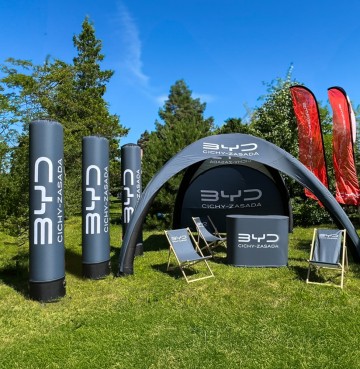 Namiot Vento 4x4m z kompletem mebli, słupków oraz flag idealny na targi