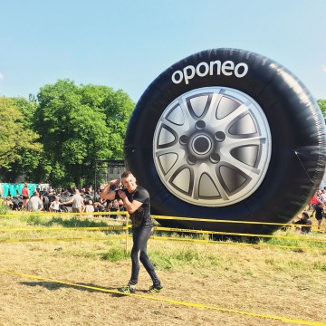 Nietypowy gigantyczny balon reklamowy w kształcie opony Oponeo