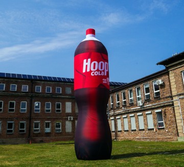 Replika produktu - stałociśnieniowa butelka Hoop Cola.