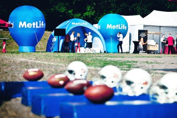 Stoisko promocyjne Metlife: Balon reklamowy Alfa, namiot reklamowy VENTO i Balon Beta