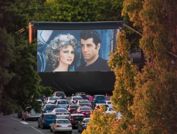 Kino samochodowe i ekran projekcyjny w roli głównej.