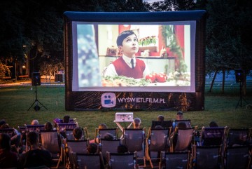 Wieczorny seans pod chmurką i dmuchany ekran projekcyjny w roli głównej.