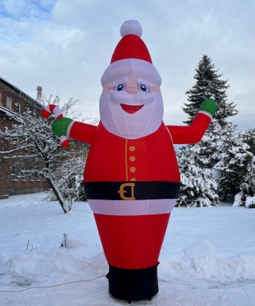 Świąteczny dmuchaniec - machający Mikołaj, który wzbudzi uśmiech na twarzy każdego przechodnia