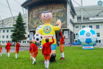 Ulubieniec najmłodszych sportowców - machacz Piłkarz przed Stadionem Śląskim.