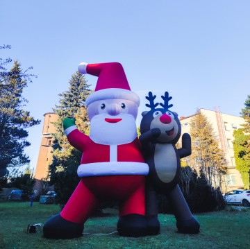 Mikołaj z reniferem - idealne dopełnienie świątecznej scenerii miasta