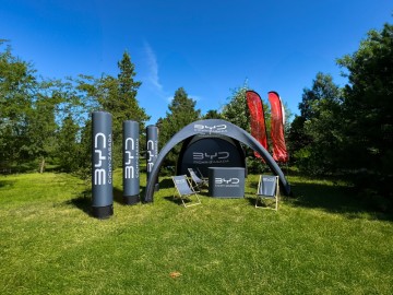 Zestaw reklamowy dla BYD Cichy-Zasada : namiot Vento 4x4m , słupki Vento 4m, lada Vento z leżakami i flagami reklamowymi