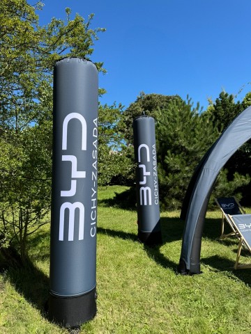 Zestaw reklamowy dla BYD Cichy-Zasada : namiot Vento 4x4m , słupki Vento 4m, lada Vento z leżakami i flagami reklamowymi