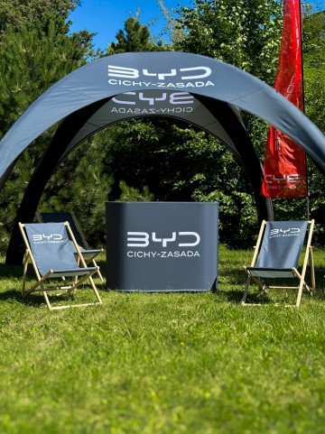 Zestaw reklamowy dla BYD Cichy-Zasada : namiot Vento 4x4m , słupki Vento 4m, lada Vento z leżakami i flagami reklamowymi