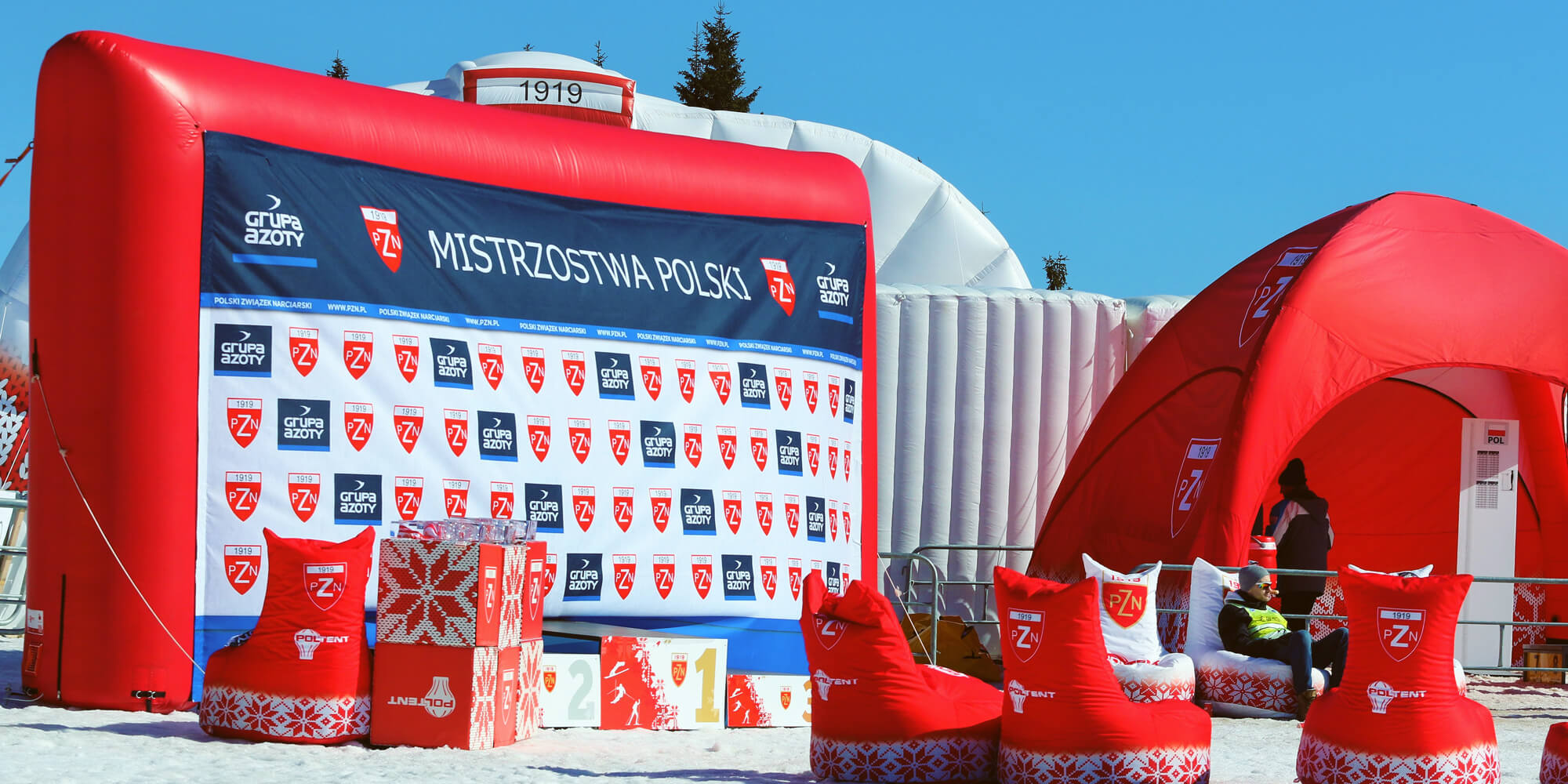 Ekran dmuchany pełniący funkcję ścianki do dekoracji zwyciezców podczas zawodów narciarskich