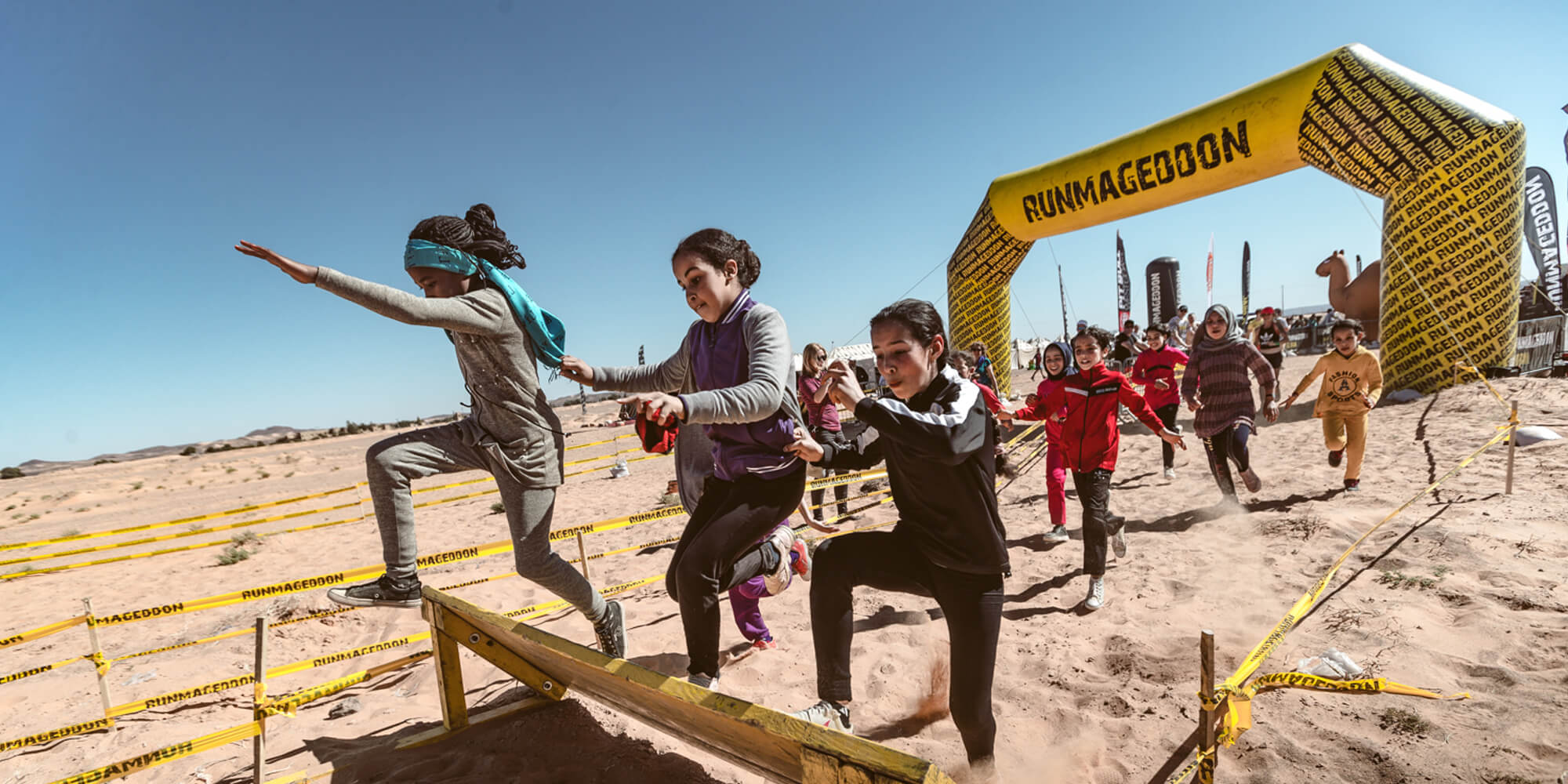 Brama startowa stosowana na pustyni podczas ektremalnych biegów Runmageddon