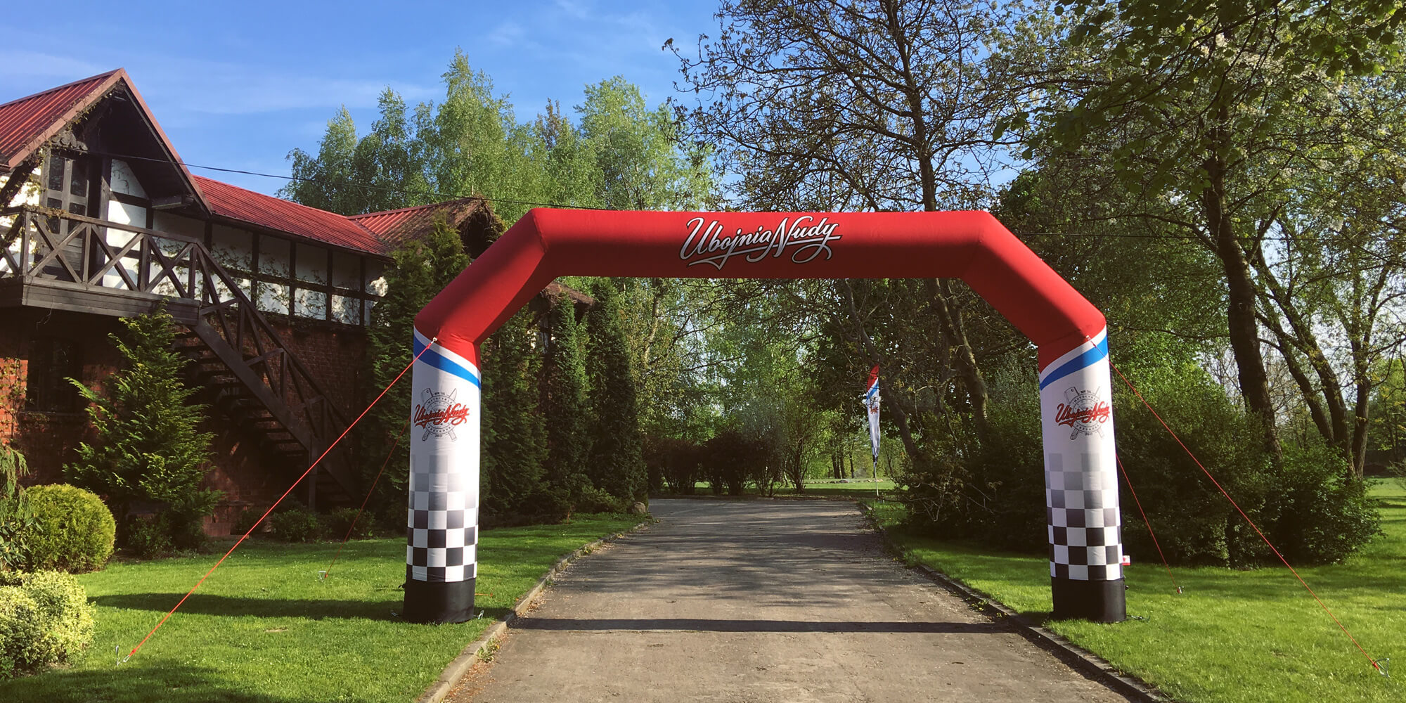  Brama dmuchana z nadrukiem VENTO na trawie dla Ubojnia Nudy