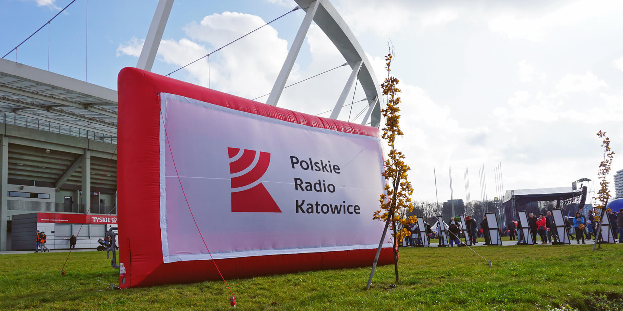 Ekran reklamowy podczas pikniku na stadionie w Chorzowie