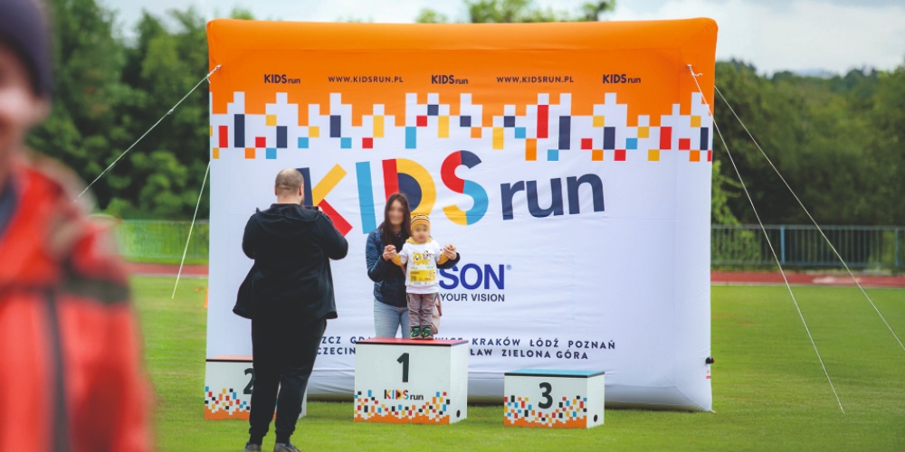 Ekran reklamowy Vento® 6x4,5m jako ścianka do podium na wydarzeniach sportowych