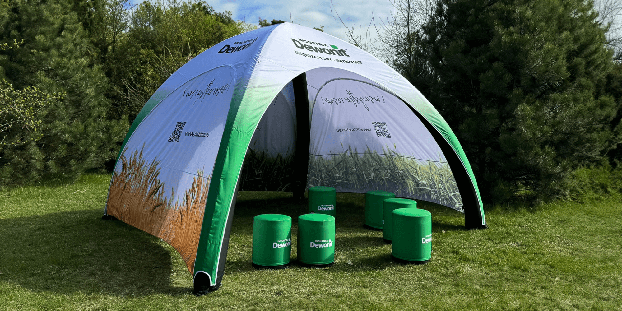 Namiot eventowy z logo firmy na targach